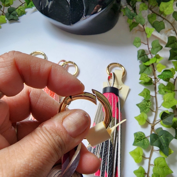 Chunky Tassel Camouflage Faux Leather Keyholder Purse Charm - Picture 4 of 7